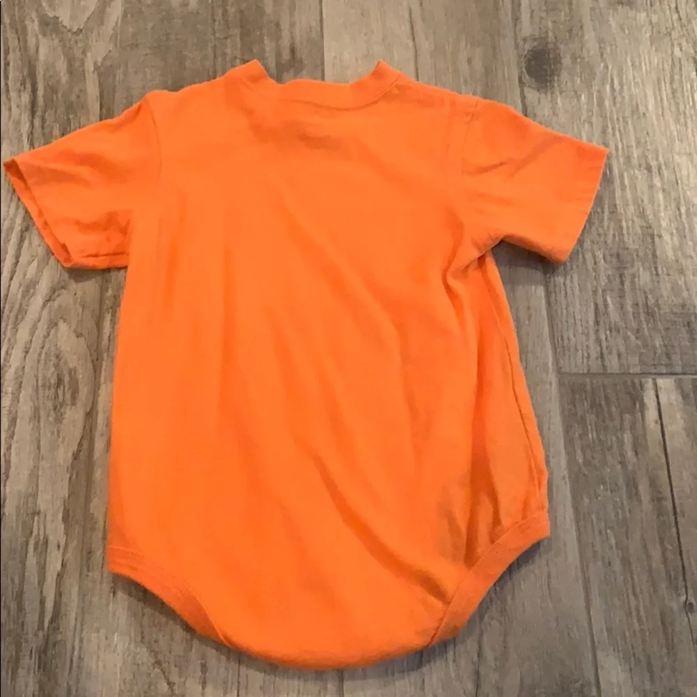 EUC bundle of 2 Carter’s tops m, sz 24 mos